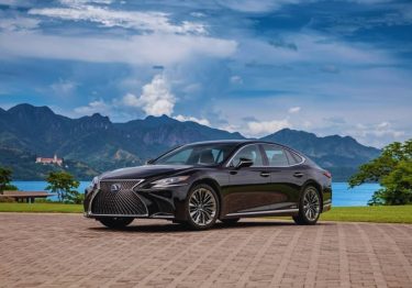 4 Seater Lexus LS500 Rent in Dubai luxury sedan exterior front view