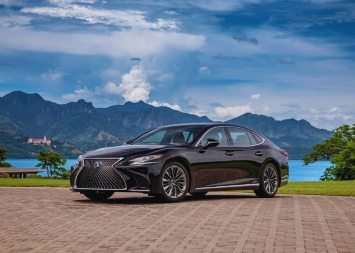 4 Seater Lexus LS500 Rent in Dubai luxury sedan exterior front view